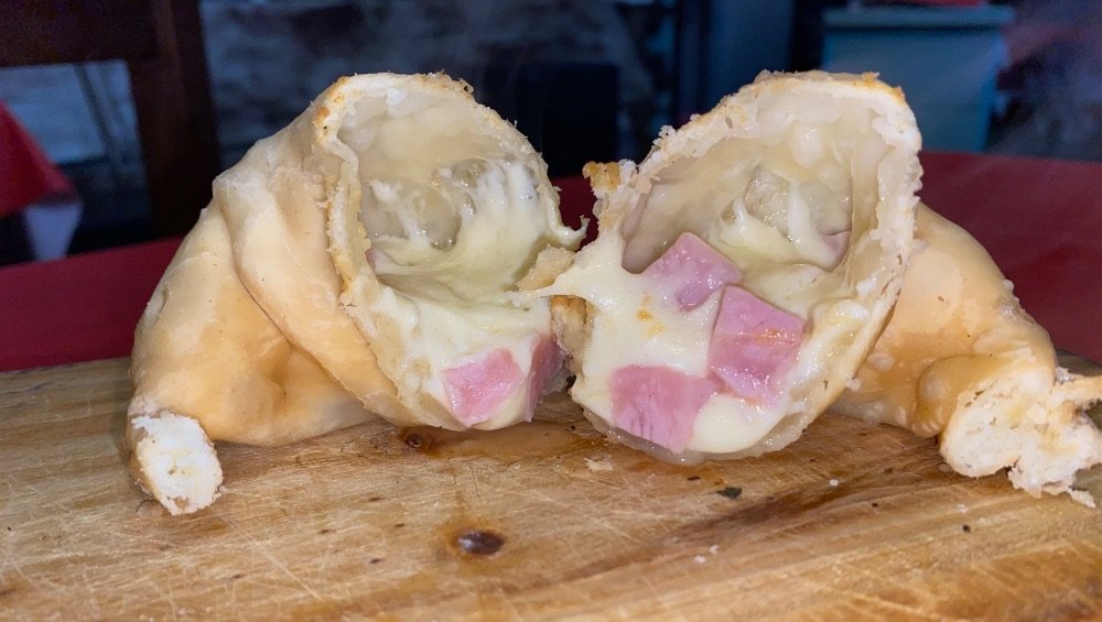 Empanada de jamon y queso — La Pulperia de Juan