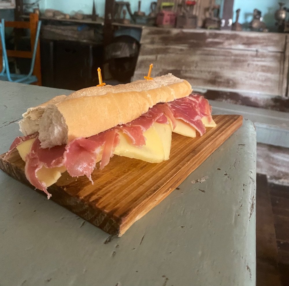 Sandwich de jamon crudo y queso — La Pulperia de Juan